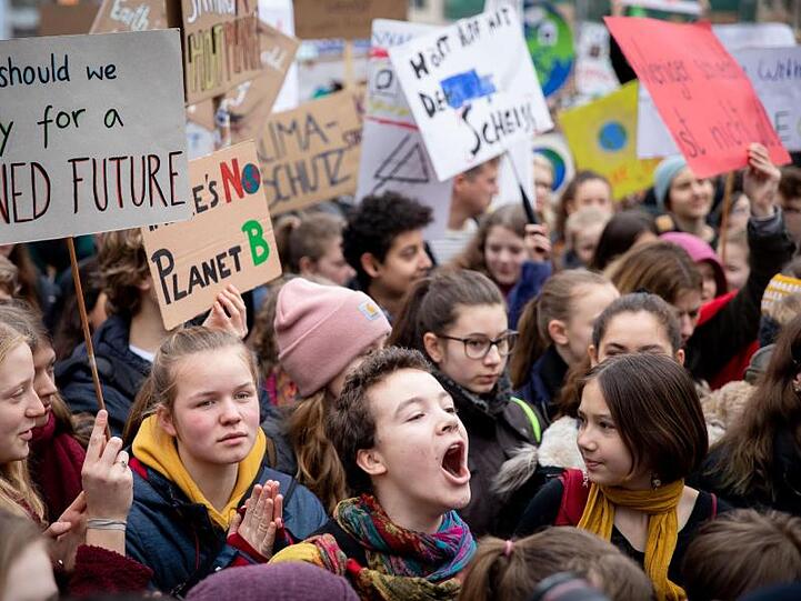 Seit Monaten demonstrieren auch in Deutschland Jugendliche immer freitags für mehr Klimaschutz - so wie hier in Berlin.