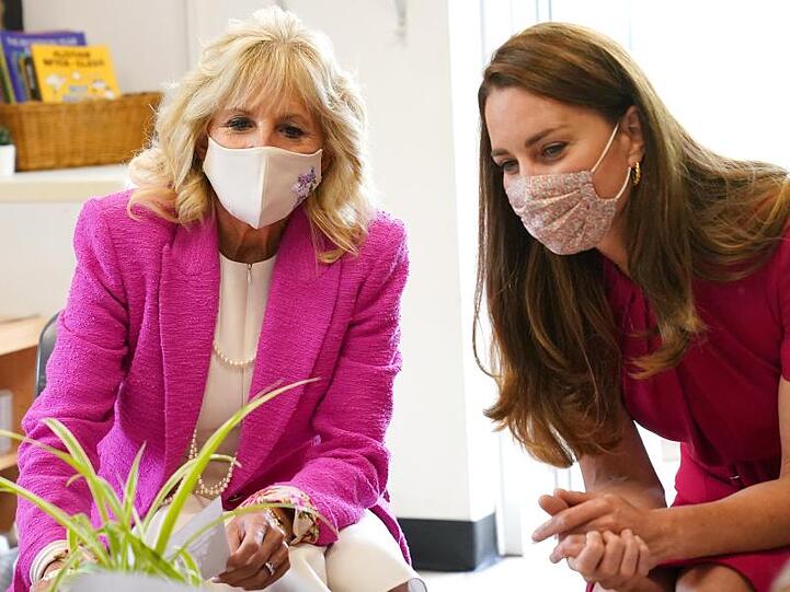 First Lady Jill Biden und Herzogin Kate, beim Besuch einer Vorschulklasse.
