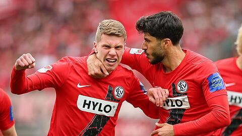 Elias Baum (l) trifft gegen den 1. FC Nürnberg doppelt.