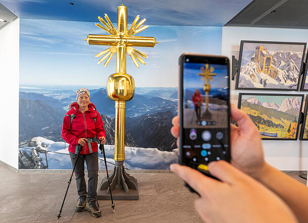Seit Juli gibt es ein zweites Gipfelkreuz - auf sicherem Terrain in den Innenräumen der Gipfelstation der Zugspitze. Seit Juli gibt es ein zweites Gipfelkreuz - auf sicherem Terrain in den Innenräumen der Gipfelstation der Zugspitze.