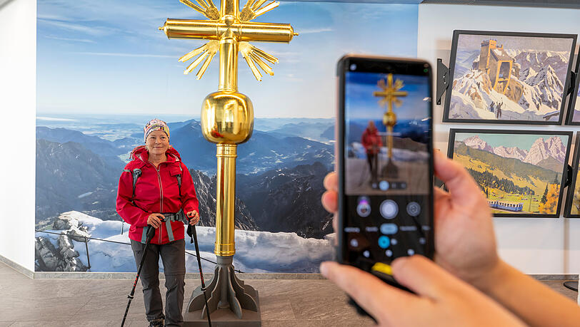 Seit Juli gibt es ein zweites Gipfelkreuz - auf sicherem Terrain in den Innenräumen der Gipfelstation der Zugspitze. Seit Juli gibt es ein zweites Gipfelkreuz - auf sicherem Terrain in den Innenräumen der Gipfelstation der Zugspitze.