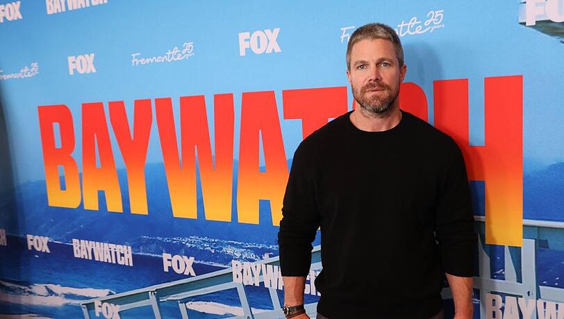 Stephen Amell &uuml;bernimmt im "Baywatch"-Reboot die Hauptrolle. Einst war David Hasselhoff der Star der Rettungsschwimmer-Serie.