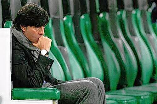 Nachdenklich wirkt der Bundestrainer ja häufiger. Das Gerangel um seine Vertragsverlängerung hat Joachim Löw nun aber besonders schwer getroffen. Er reagiert gekränkt.