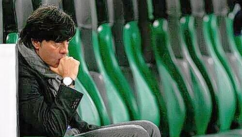 Nachdenklich wirkt der Bundestrainer ja häufiger. Das Gerangel um seine Vertragsverlängerung hat Joachim Löw nun aber besonders schwer getroffen. Er reagiert gekränkt. Nachdenklich wirkt der Bundestrainer ja häufiger. Das Gerangel um seine Vertragsverlängerung hat Joachim Löw nun aber besonders schwer getroffen. Er reagiert gekränkt.