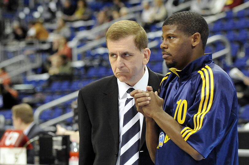 Trainer Muli Katzurin (l.) steht neben Berlins ehemaligem Guard Hollis Price.