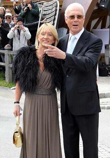 Im feinen Zwirn - Franz Beckenbauer mit Frau.