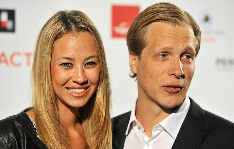 Oliver Pocher und seine Frau Sandy Meyer-Wölden sind da. Ob Pocher, wie damals bei der WM, einen Champions League Song in der Tasche hatte?