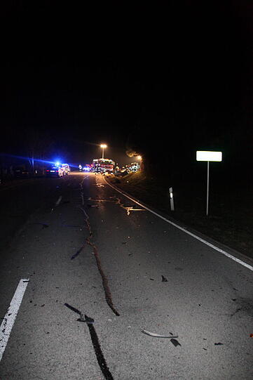 Bilder des Verkehrunfalls auf der B388, Höhe Trauperting im LKR Rottal.