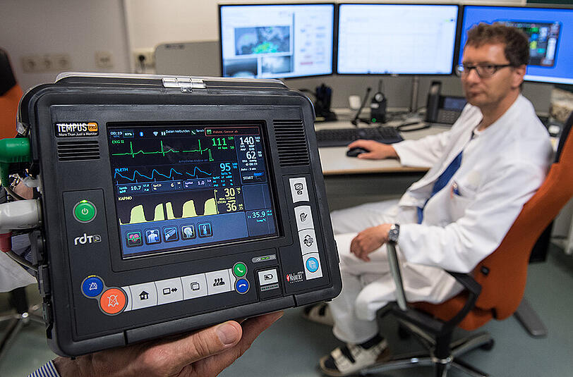 Der Ärztiche Leiter Offshore Rettung, Rüdiger Franz, stellt im Klinikum Oldenburg das wesentlichste Equipment für die Telemedizin vor.