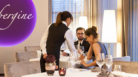 Im Hotel Vier Jahreszeiten Starnberg wird neben der besonderen Qualität der verarbeiteten Produkte auf einen ausnehmenden Service geachtet, damit sich der Gast rundum wohlfühlen kann.