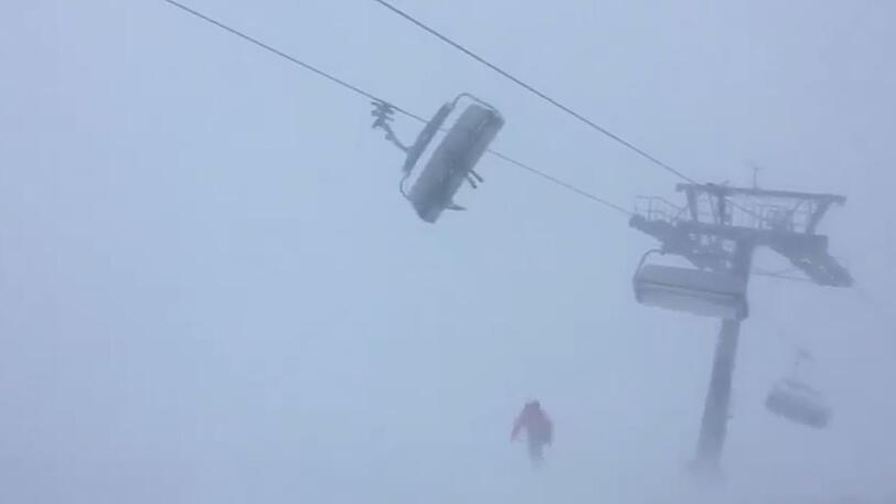 Das Bild zeigt, wie der Sessellift gefährlich zur Seite geweht wird.