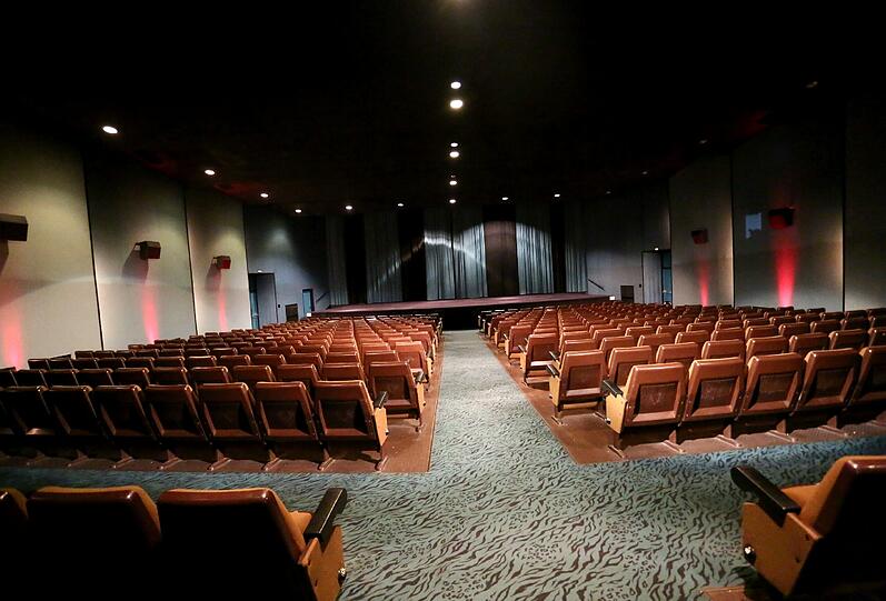 Vor allem die Bestuhlung stammt noch aus der Zeit, als das Kino auf Armeegelände stand.