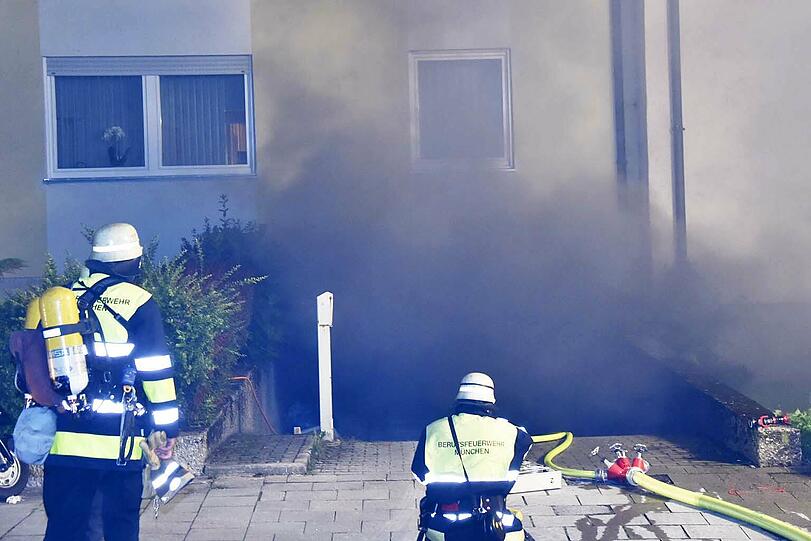 Die Löscharbeiten der Feuerwehr wurden durch die extreme Rauchentwicklung zusätzlich erschwert.
