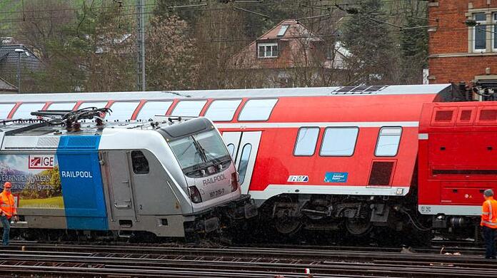 Entgleiste Züge stehen im Hauptbahnhof. Foto: Andre Höfig/dpa