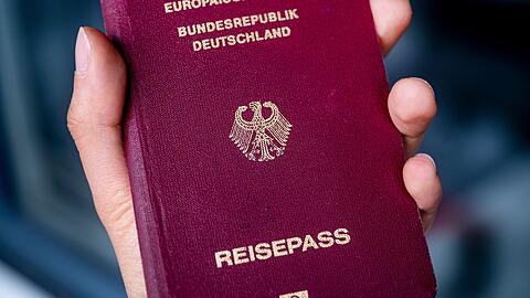 Viele Münchner wollen aktuell einen neuen Reisepass beantragen. (Symbolbild)