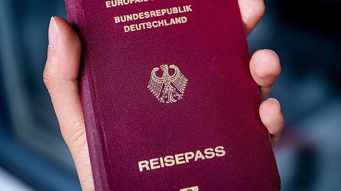 Viele Münchner wollen aktuell einen neuen Reisepass beantragen. (Symbolbild)