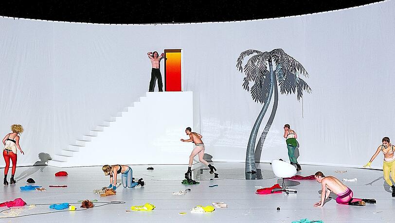 Im zweiten Teil von "Faust"öffnet sich ein strahlend weißer Raum. Foto: Gabriela Neeb