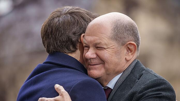 Die Begegung begann mit einer herzlichen Umarmung: Emmanuel Macron (l) und Olaf Scholz.