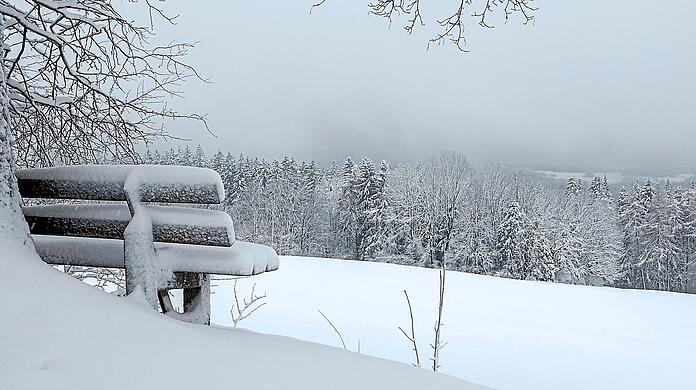 Alles von Schee bedeckt: erneuter Wintereinbruch auf dem Hohen Peißenberg im Alpenvorland.