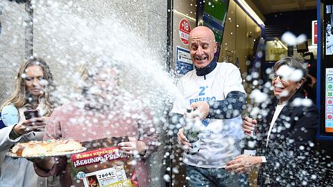 &Uuml;berall in Spanien knallten Sektkorken.