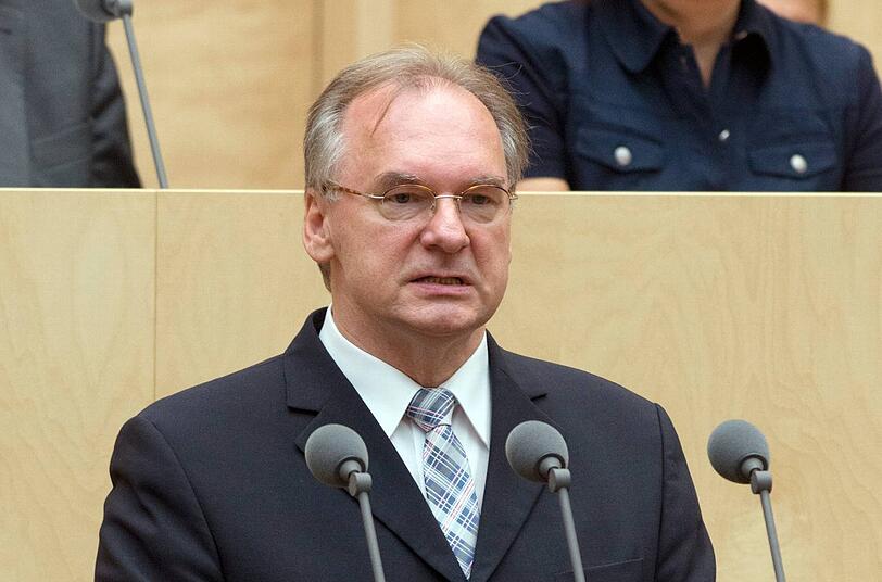 Das ist Reiner Haseloff. Der 59 Jahre alte CDU-Politiker ist seit 2011 Ministerpräsident von Sachsen-Anhalt. Der gelernte Physiker wurde vom langjährigen Amtsinhaber Wolfgang Böhmer als Nachfolger ins Amt gebracht. Er regiert zusammen mit der SPD.