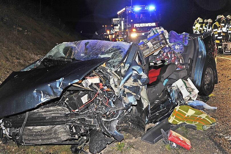 Der 27-jährige Golf-Fahrer starb noch an der Unfallstelle.