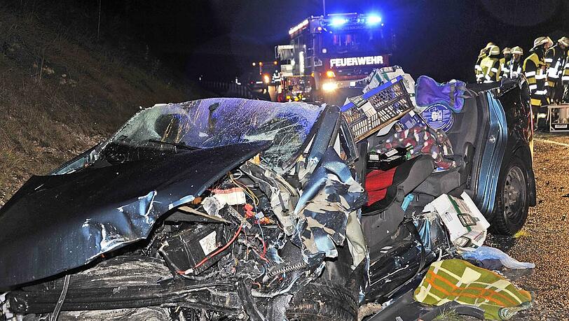 Der 27-jährige Golf-Fahrer starb noch an der Unfallstelle. Der 27-jährige Golf-Fahrer starb noch an der Unfallstelle.