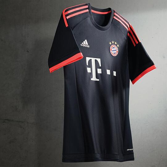 So sieht das Champions League Trikot für die Saison 15/16 aus. Die Bilder aus dem FCB-Onlineshop.
