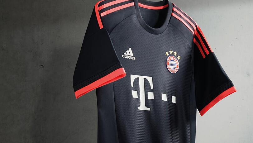 So sieht das Champions League Trikot für die Saison 15/16 aus. Die Bilder aus dem FCB-Onlineshop. So sieht das Champions League Trikot für die Saison 15/16 aus. Die Bilder aus dem FCB-Onlineshop.
