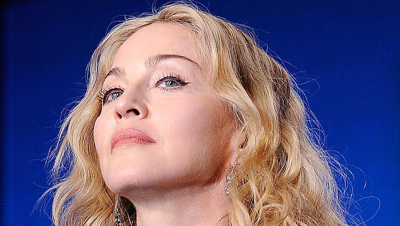 Nach den Terroranschlägen in Paris hat Madonna bei ihrem Konzert in Stockholm eine emotionale Rede gehalten. Nach den Terroranschlägen in Paris hat Madonna bei ihrem Konzert in Stockholm eine emotionale Rede gehalten.