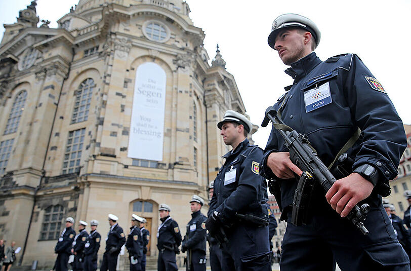 Polizisten sichern den Neumarkt vor der Frauenkirche in Dresden (Sachsen).