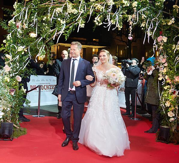 Trauzeuge Til Schweiger führt Braut Nadine Thomann zum Traualtar.