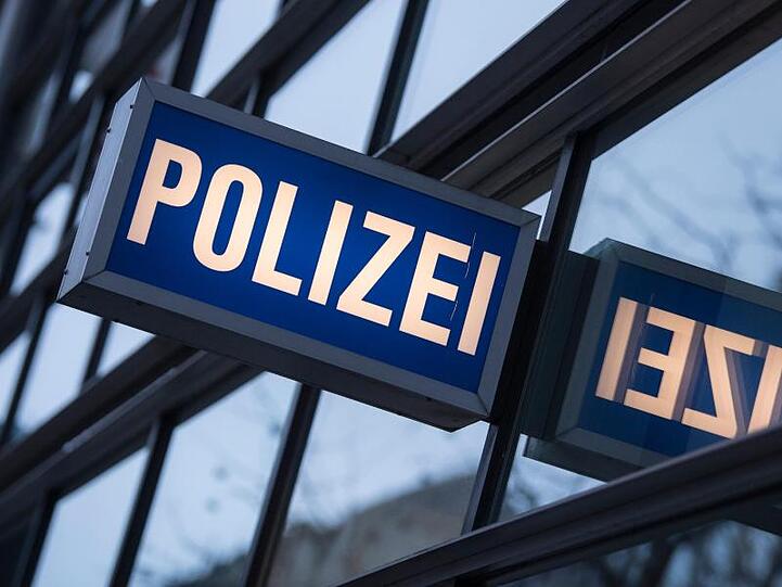 Der Schriftzug "Polizei" an einem Polizeirevier. Foto: Boris Roessler/dpa/Archivbild