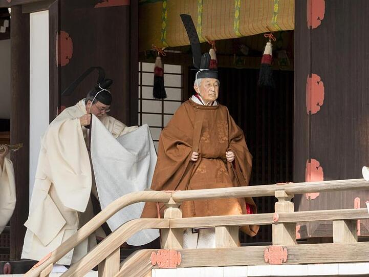 Japans Kaiser Akihito ist im kaiserlichen Palast auf dem Weg zu einem Ritual.