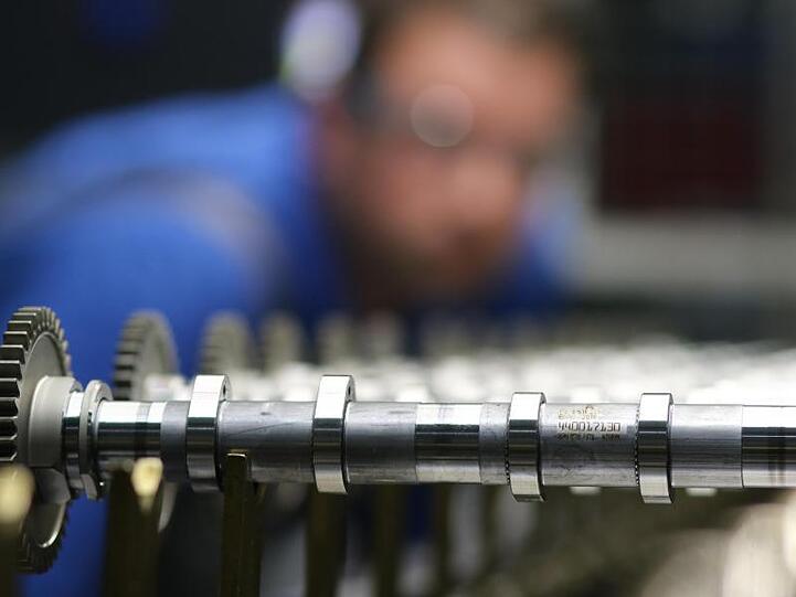Nockenwellen in der Produktion. Deutschlands Maschinenbauer haben den dritten Monat in Folge weniger Aufträge erhalten.