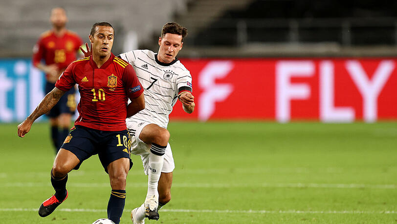 Wohin zieht es ihn? Thiago (l.) will Bayern weiter verlassen, Liverpool hat bislang aber noch kein Angebot abgegeben. Wohin zieht es ihn? Thiago (l.) will Bayern weiter verlassen, Liverpool hat bislang aber noch kein Angebot abgegeben.