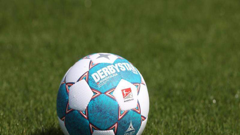 Der Spielball liegt auf dem Rasen.