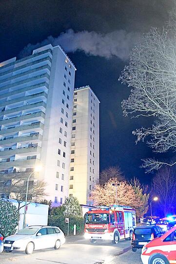 Im Einsatz waren neben zwei Löschzügen und Sonderfahrzeugen der Berufsfeuerwehr auch die Abteilung Oberföhring der Freiwilligen Feuerwehr.