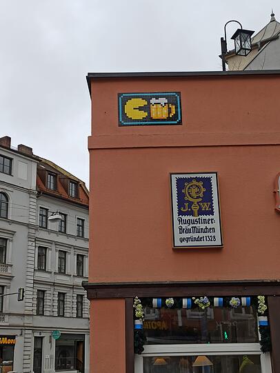 Pacman und Bier am Lindwurmstüberl: Ein Werk des französischen Street Art-Künstlers Invader, fotografiert von AZ-Leserin Andrea Reiter.