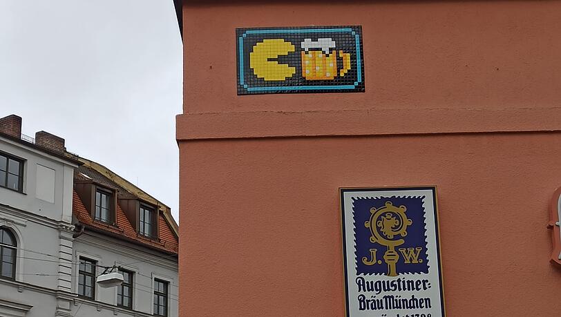 Pacman und Bier am Lindwurmstüberl: Ein Werk des französischen Street Art-Künstlers Invader, fotografiert von AZ-Leserin Andrea Reiter. Pacman und Bier am Lindwurmstüberl: Ein Werk des französischen Street Art-Künstlers Invader, fotografiert von AZ-Leserin Andrea Reiter.