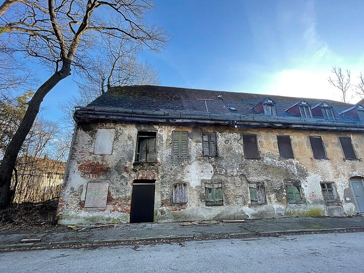 Die marode Schlosswirtschaft in Planegg ist im ganzen Würmtal bekannt. Münchner kennen sie vom Weg nach Starnberg. Das Landesamt für Denkmalpflege schätzt den baulichen Zustand als instandsetzungsfähig ein.