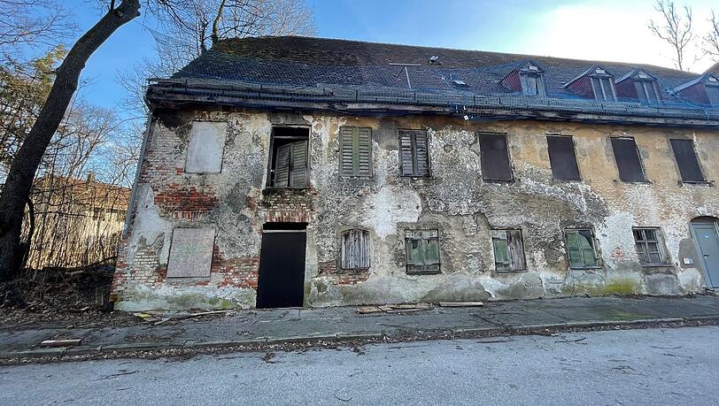 Die marode Schlosswirtschaft in Planegg ist im ganzen Würmtal bekannt. Münchner kennen sie vom Weg nach Starnberg. Das Landesamt für Denkmalpflege schätzt den baulichen Zustand als instandsetzungsfähig ein. Die marode Schlosswirtschaft in Planegg ist im ganzen Würmtal bekannt. Münchner kennen sie vom Weg nach Starnberg. Das Landesamt für Denkmalpflege schätzt den baulichen Zustand als instandsetzungsfähig ein.