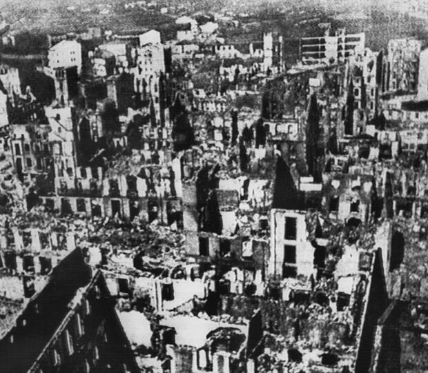 Das Bild zeigt die baskische Stadt Guernica nach dem Bombardement  1937 durch die deutsche "Legion Condor".