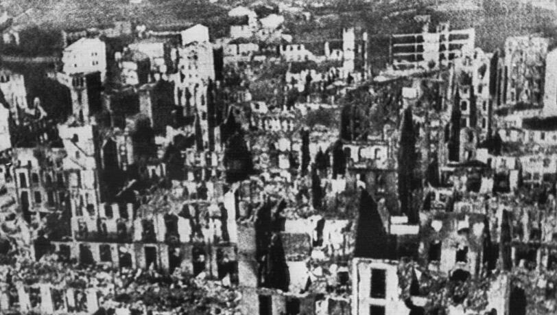Das Bild zeigt die baskische Stadt Guernica nach dem Bombardement  1937 durch die deutsche "Legion Condor".