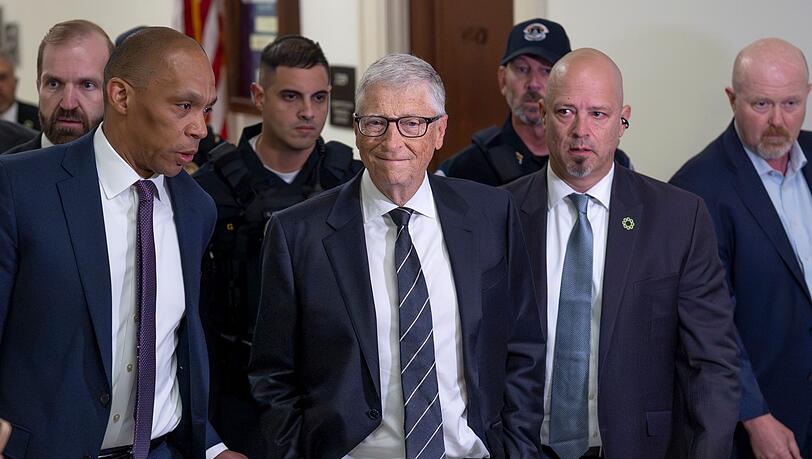 Bill Gates sagt im Kontrollausschuss aus.