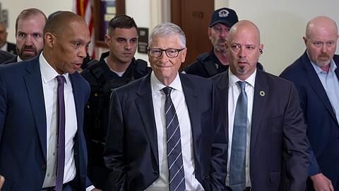 Bill Gates sagt im Kontrollausschuss aus.