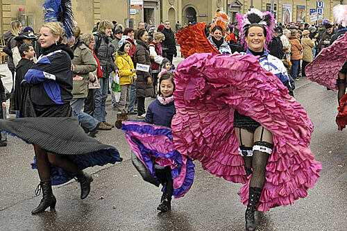 Gut, die Brasilianer bewegen sich, als kämen sie von einem anderen Stern. Doch in Deutschland könnte der Karneval genauso sexy sein - aber es ist einfach zu kalt für kleine Stofffetzen.