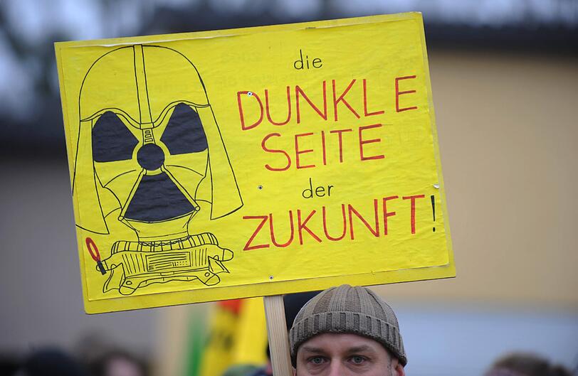 Der umstrittene Castor-Transport hat einen Zwischenstopp im französischen Remilly eingelegt - In Deutschland haben sich die Atom-Gegner schon formiert.