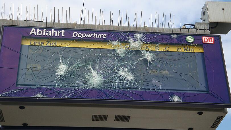 Vandalismus: Eine Gruppe von 20 bis 25 Jugendlichen hat zwischen Dachau und Altomünster einen Schaden von 35 000 Euro angerichtet.