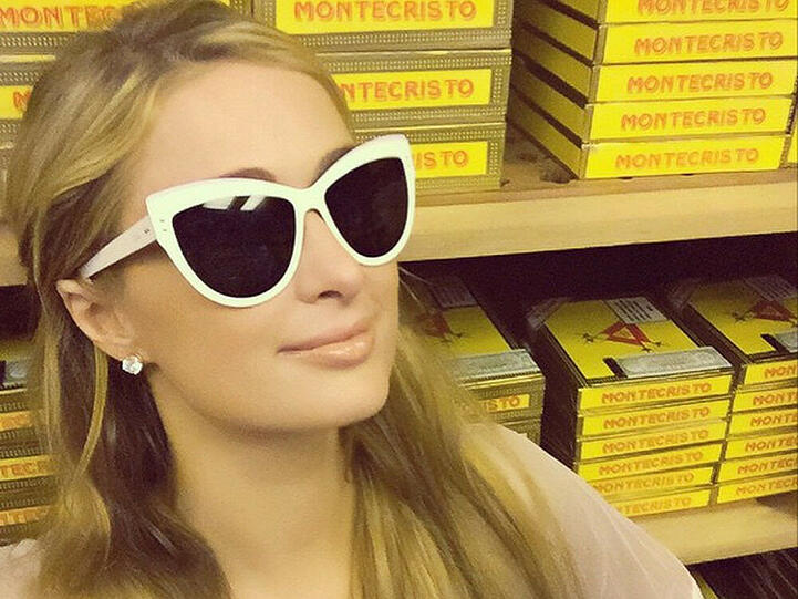 Paris Hilton scheint ein großer Zigarren-Fan zu sein: Hier posiert sie vor dutzenden Schachteln von "Montecristo"-Zigarren